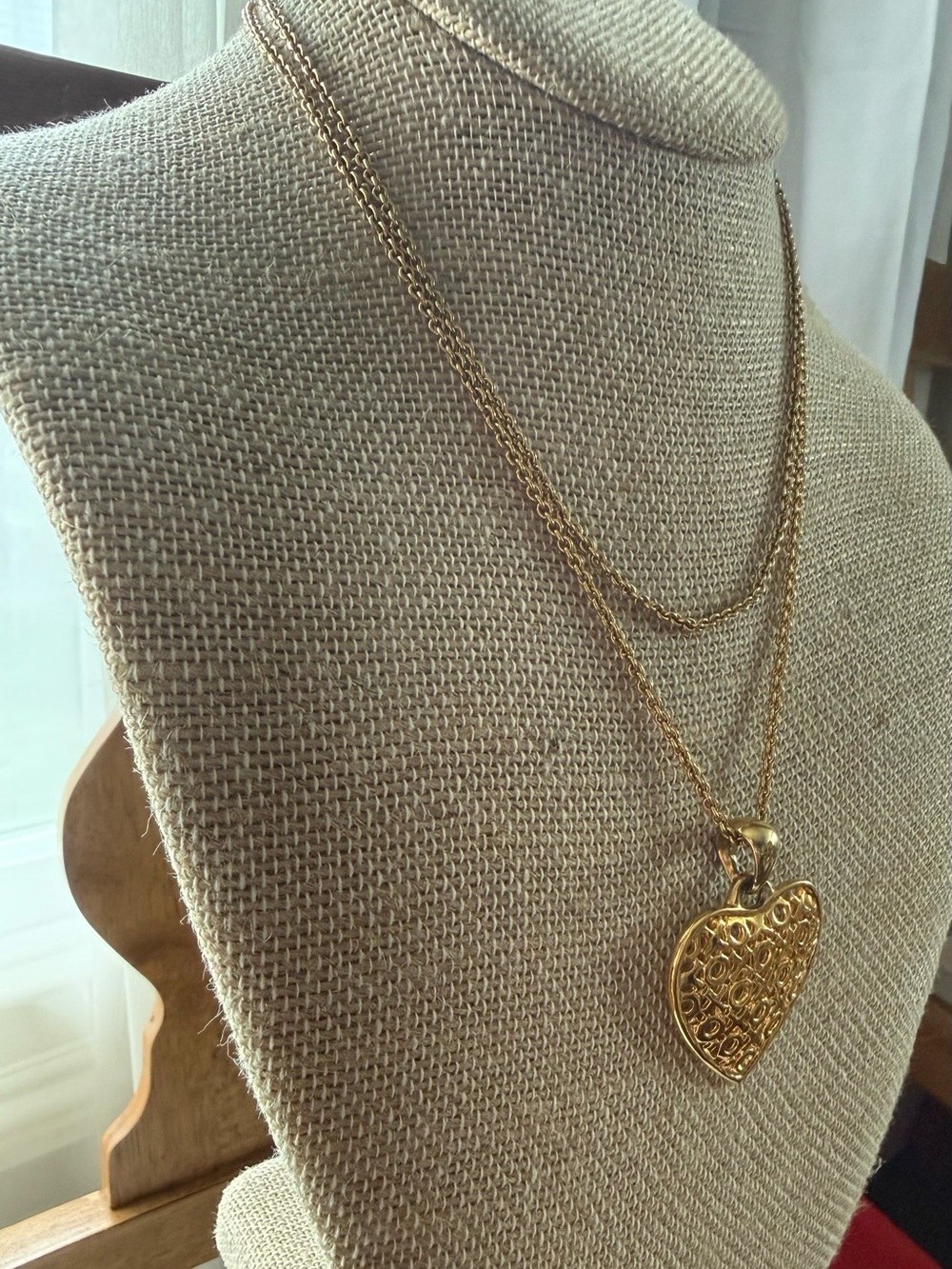 Anne Klein XOXO Heart Filigree Gold Tone Vintage Pendant Necklace - Picture 3 of 9